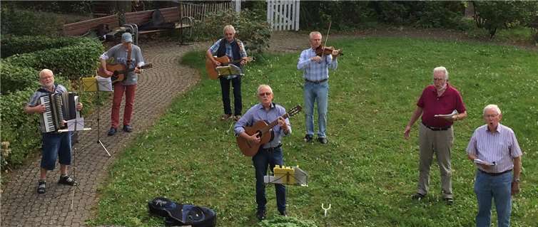 Mit Abstand spielte die Rentnerband vor den Balkonen im Freien. Foto: privat