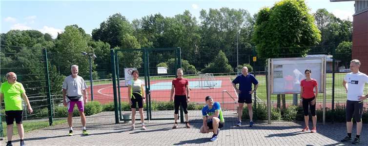 Mit Abstand trainiert der Lauftreff Puderbach jetzt auch wieder gemeinsam, animiert von Lauftreffchef Karl-Werner Kunz. Fotos: Lauftreff Puderbach