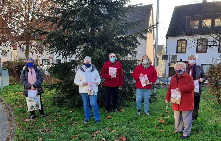 Mit Abstand und Maske wurden die Tüten nach Hause gebracht.Foto: Privat