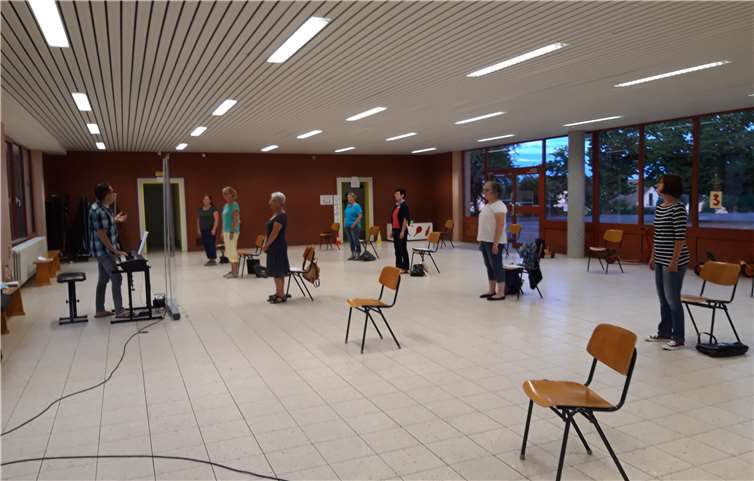 Endlich wieder Chorprobe Mit Abstand und kleineren Gruppen konnte wieder geprobt werden. Foto: privat