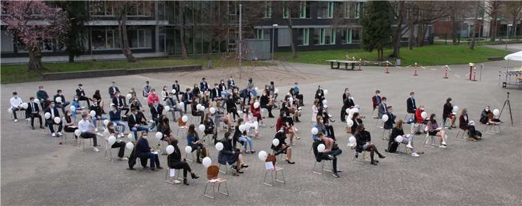 „Schlappt in die Welt und macht sie ein Stück besser" Mit Abstand und ohne Eltern, aber in einem festlichen Rahmen erhielten die Abiturienten des Rhein-Gymnasiums in diesem Jahr ihre Abiturszeugnisse. Foto: Rhein-Gymnasium