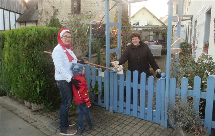 Mit Abstand wurden die Plätzchen an die Wellinger Senioren übergeben.Quelle: Wählergruppe Schwarz e.V.