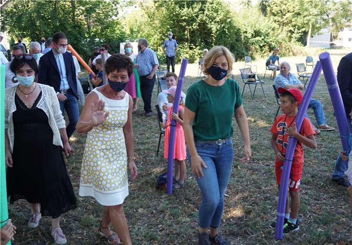 Mit „Abstandshaltern“ standen die Kids Spalier.