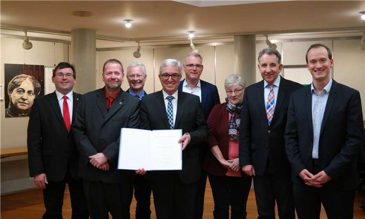 Mit Achim Hopfenmüller freuen sich auch Familienangehörige und Vertreter des öffentlichen Lebens über die Auszeichnung.