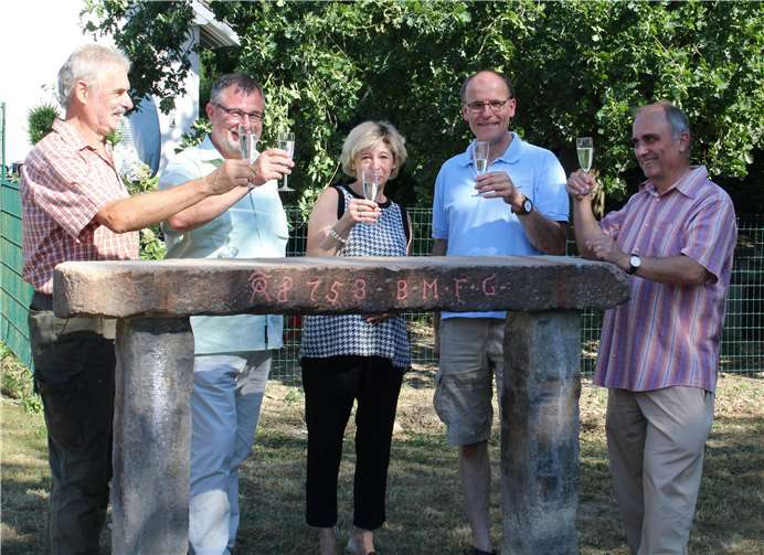 Mit Adalbert Fuchs und Egon Roos von der „Eigenjagd Unkel“ stießen Heike Riznar, Dankward Heinrich und Jürgen Fuchs auf das gelungene Projekt an.DL