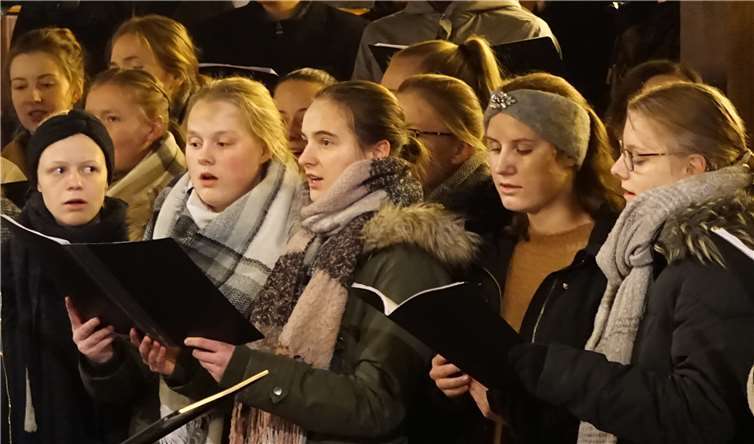 Mit Advent- und Weihnachtsweisen sorgt der Jugendchor der Mennoniten-Brüdergemeine Torney/Segendorf für besinnliche Stimmung.