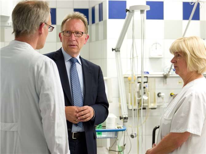 Mit Ärzten und Pflegepersonal steht der christdemokratische Gesundheitspolitiker Erwin Rüddel im steten Austausch.  Foto: Archiv Erwin Rüddel