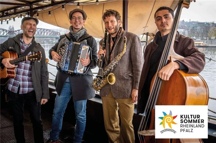 Mit Akkordeon, Gitarre, Kontrabass, Klarinette, Violine und Gesang spielen GANIFIM so, wie Musik vor 100 Jahren bei Hochzeiten und Festen in Osteuropa und auf dem Balkan erklang – voller Leidenschaft, Humor und Hingabe.