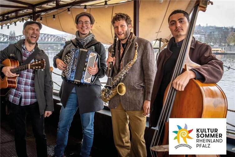 Mit Akkordeon, Gitarre, Kontrabass, Klarinette, Violine und Gesang spielen GANIFIM so, wie Musik vor 100 Jahren bei Hochzeiten und Festen in Osteuropa und auf dem Balkan erklang – voller Leidenschaft, Humor und Hingabe. 