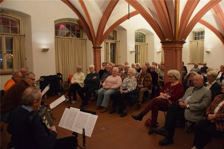 Mit Akkordeon, Klarinette, Gitarren und etlichen Perkussionsinstrumenten und mit viel Stimme präsentierte die Gruppe ausgewählte Lieder aus aller Welt.