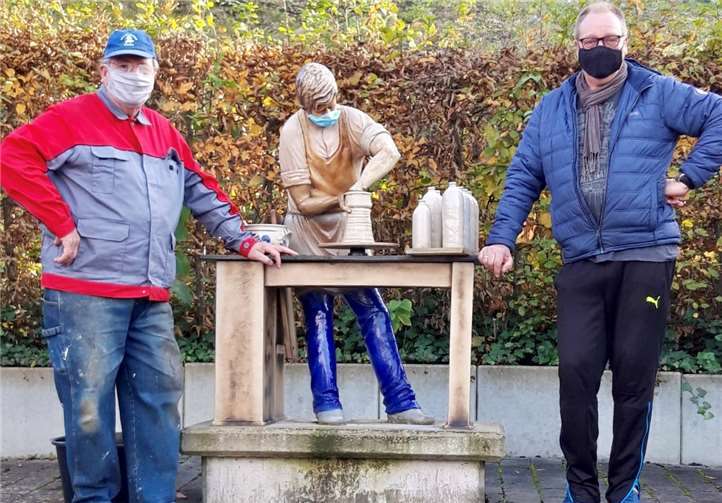 Mit Alex Fries und Hans-Peter Kaffine´ haben sich zwei Hillscheider Keramiker gefunden, die die einzelnen Bestandteile der von Eduard Becher geplanten und hergestellten Werkstattszene restaurieren konnten.Foto: privat