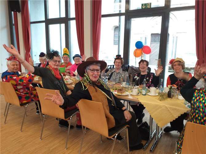 Mit „Andernach Alaaf“ begrüßte das Team der Senioren Maria-Himmelfahrt 22 gut gelaunte und bunt kostümierte Senioren im närrisch geschmückten Gemeindesaal. Foto: privat