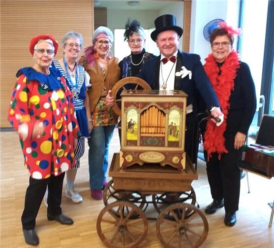 Mit „Andernach Alaaf“ begrüßten die Seniorinnen und Senioren Markus Topp (et Töppche), Experten für das Andernacher Karnevalsbrauchtum und ehemaligen Prinzen (2009), der mit seiner Drehorgel für beste Stimmung sorgte.Foto: privat