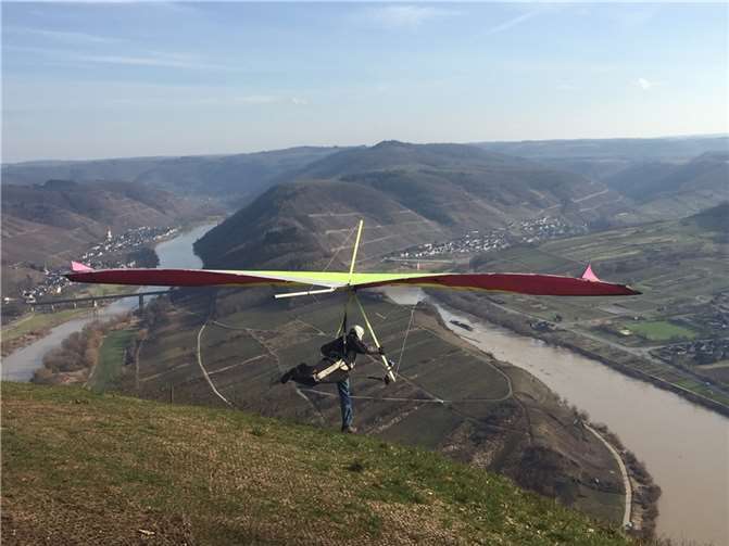 Mit Anlauf stürzen sich die Drachenflieger in ihr luftiges Vergnügen.