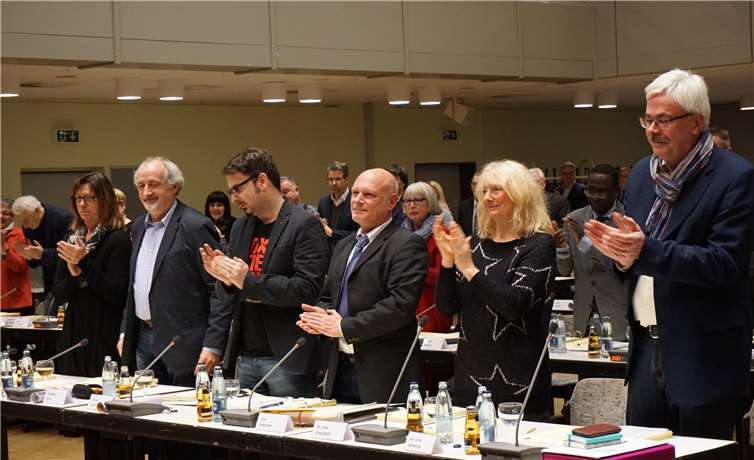Mit Applaus begrüßen die Ratsmitglieder aller Fraktionen den neuen Bürgermeister im Amt. -FF-