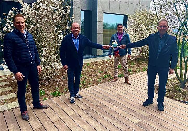 Mit „Asterix“, dem Maskottchen der IHK-Kampagne für zügige Umsetzung der Corona-Impfungen über Betriebsärzte, werben (v.li.) seitens der IHK Dr. Kai Rinklage, Peter Hack und Fabian Göttlich gemeinsam mit Bundestagsabgeordneten Erwin Rüddel für eine zügige Umsetzung der Impfungen über Betriebsärzte. Foto: Pierre Fischer / Team Rüddel