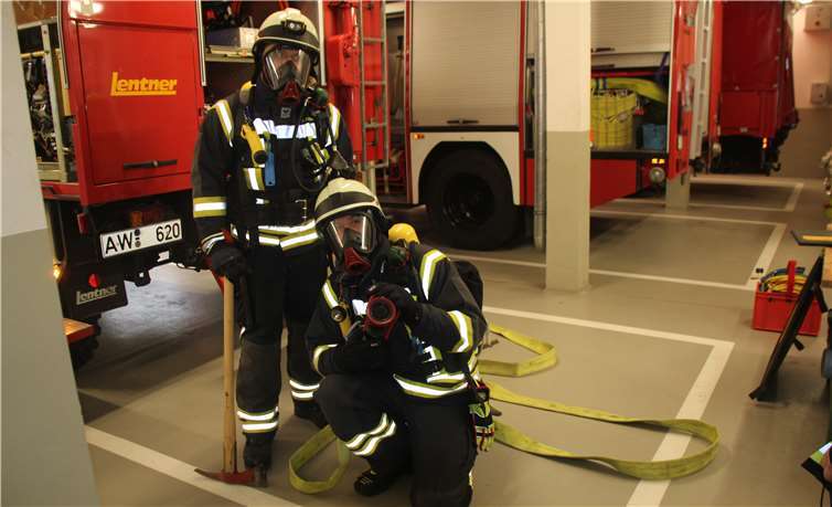 Mit Atemschutzausrüstung und Schlauch bereit für den Löscheinsatz.Foto: KMI