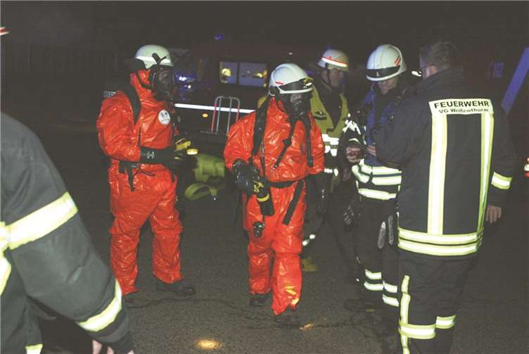 Mit Atemschutzgerät dringen die Feuerwehrleute zum Unfallherd vor.
