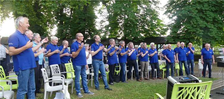 Mit Aufwärm-Übungen bereiteten sich die Teilnehmer auf die Chorprobe vor. privat