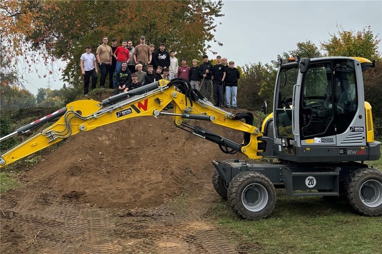 Jugendliche schaffen neue Sprünge in Rekordzeit  Mit Bagger und Schaufel: Aktion im Dirt-Park. Quelle: VG Weißemthurm