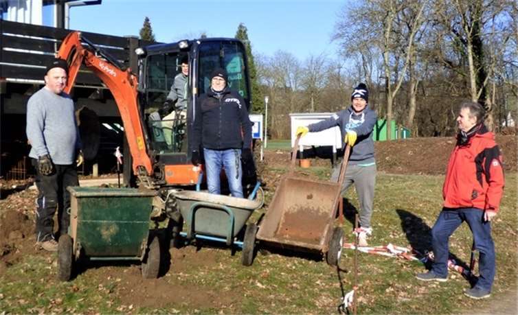 Mit Bagger und Schubkarren machte sich eine kleine Gruppe an die Fundamentarbeiten für die neue HTC-Terrasse. Fotos: privat