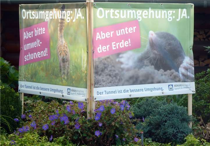 Mit Bannern auf privaten Grundstücken macht die Bürgerinitiative auf ihr Anliegen aufmerksam. Fotos: privat