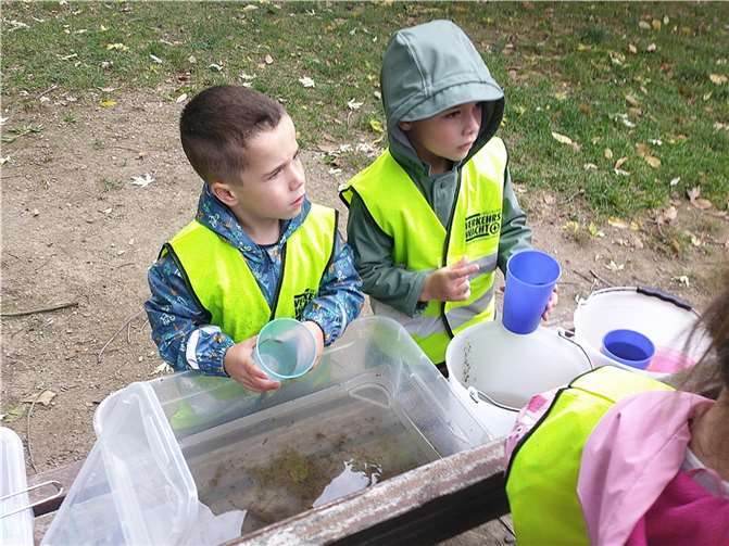 Mit Becherlupen konnte man viel entdecken.  Fotos: Haus für Kinder