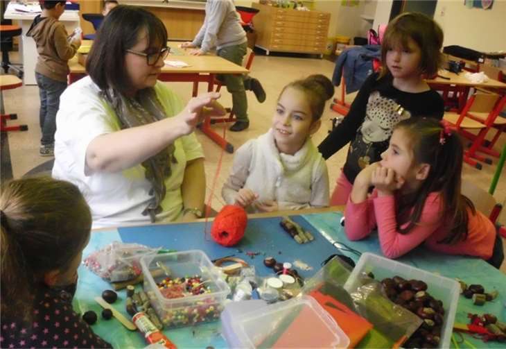 Mit Begeisterung bastelten die Kinder - auch mit Naturmaterial.