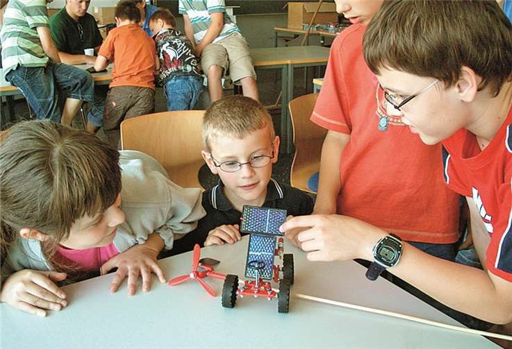 Mit Begeisterung bauen die Kinder an einem Solarauto.privat