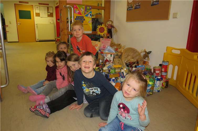 Mit Begeisterung beobachteten die Kinder, wie der Spendenberg immer größer wurde. Foto: privat