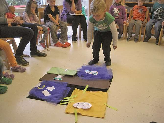 Mit Begeisterung lassen die Kinder Bilder entstehen.privat