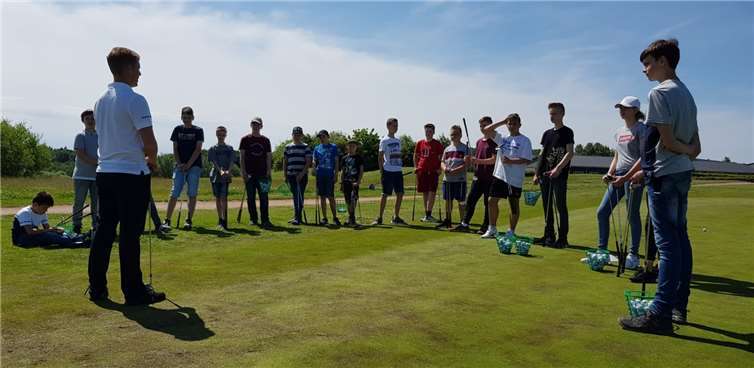 Mit Begeisterung und Konzentration bei der Sache – Schüler der Realschule Plus Cochem lernen Chippen, Pitchen und Putten.Foto: privat