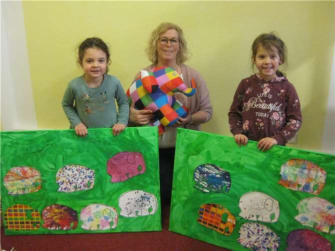 Mit Beginn des Projekts ist das Kuscheltier Elmar in die Kita eingezogen. Damit es sich dort heimisch fühlt, gestalten zwei Kinder mit großer Begeisterung für ihn einen Elmar-Tag. Foto: privat