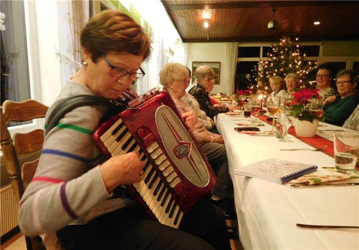 Mit Begleitung des Akkordeons sangen die Damen bekannte Weihnachtslieder.