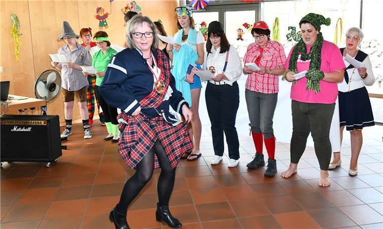 Mit Beiträgen aus den eigenen Reihen sorgte die Frauengemeinschaft für beste Stimmung. Foto: RASCH