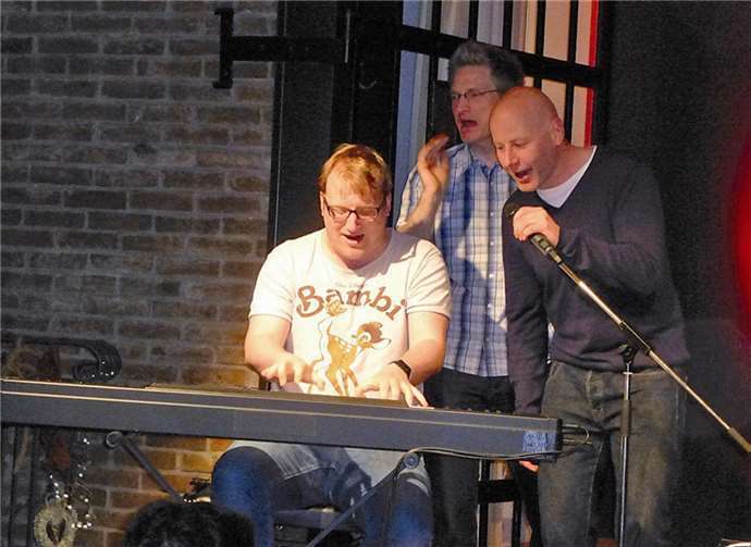 Mit Benjamin Eisenberg (politisches Kabarett), Jens Heinrich Claassen („betreute Comedy“) und Heino Trusheim (Stand Up Comedy) standen mit den unterschiedlichen Künstlern auch die unterschiedlichsten Genres auf der Bühne. Zum Abschluss sangen alle drei gemeinsam. privat