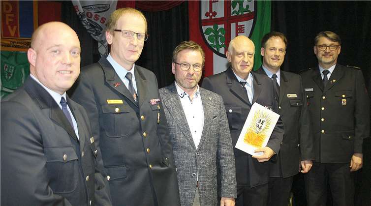 Mit Bernd Schmitz (mit Urkunde), der jetzt seit zehn Jahren Musikzugführer ist, freuen sich über die Auszeichnung mit der Silbernen Ehrennadel des Landesfeuerwehrverbandes (v.li.n.re.): Wehrleiter Andreas Faber, Kreisfeuerwehrinspekteur Rainer Nell, Oberbürgermeister Wolfgang Treis, Geschäftsführer Christoph Buttner und Präsident Frank Hachemer vom Landesfeuerwehrverband. Fotos: WE