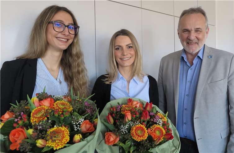 Mit Bestnoten brilliert: Laura Heinrichs (l.) und Tamara Schneider mit sichtlich stolzem Bürgermeister Jörg Schmidt.  Foto: Gemeinde Wachtberg/mm