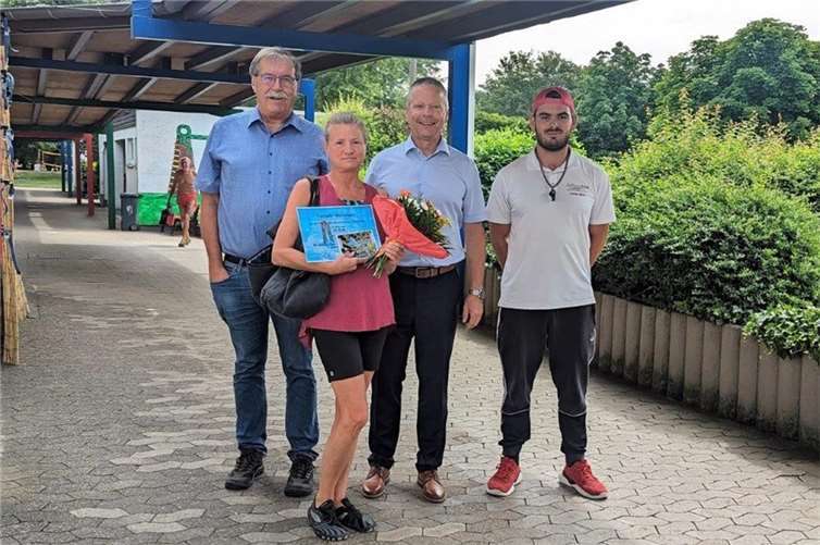 Mit Bettina Heer freuten sich Verbandsvorsteher Klaus Bell, Geschäftsführer Oliver Fender sowie Schwimmmeister Lukas Mohr vom Freibad Pellenz.  Foto: VG Pellenz