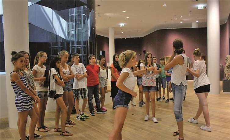 Mit Bleistift, Fotokamera und vor allem mit viel Körpereinsatz begaben sich die Schülerinnen und Schüler der siebten Jahrgangsstufe auf Spurensuche im Kunstmuseum.privat