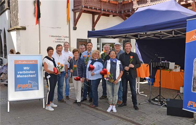 Mit Blick auf den bevorstehenden Muttertag verteilten die Mitglieder der FWG Andernach an ihrem Infostand Rosen als kleine Aufmerksamkeit.  Susanne Mohr/FWG Andernach
