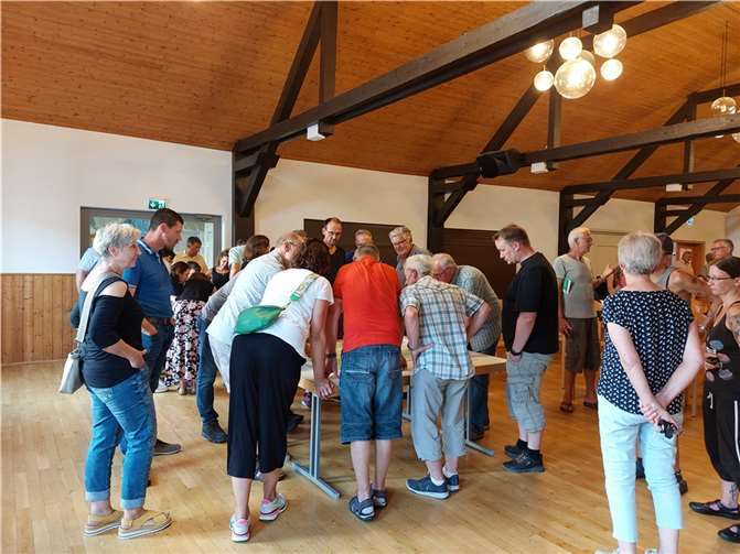 Mit Blick auf die Ortskarte diskutierten die Bürger, wo in ihrem Ort Niedererbach die Gefahrenstellen bei Hochwasser und Starkregen zu finden sind.  Foto: VG-Verwaltung / Inka Schwan