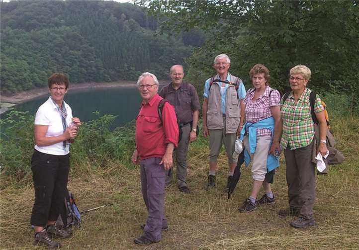 Mit Blick auf die Wahnbachtalsperre wurde gerastet. privat