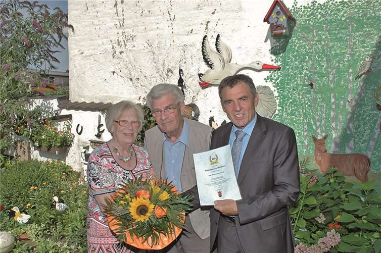 Mit Blümchen, Barbarossawein und Urkunde gratulierte Ortsvorsteher Gunter Windheuser (r.) dem Jubelpaar.BL