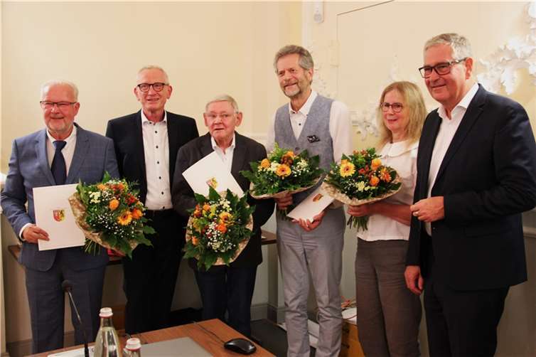 Mit Blumen und Urkunden: v.li. Hans-Jürgen Juchem, Guido Orthen, Rudi Frick, Wolfgang Horrmann, Ute Reuland Und Peter Diewald.  Foto: GS