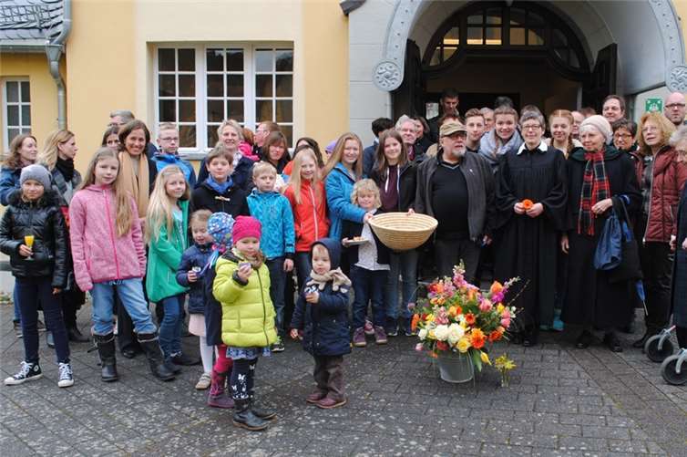 Mit Blumen und guten Wünschen wurde Renate Weigel als Gemeindepfarrerin der Kirchengemeinde Bad Ems verabschiedet. privat