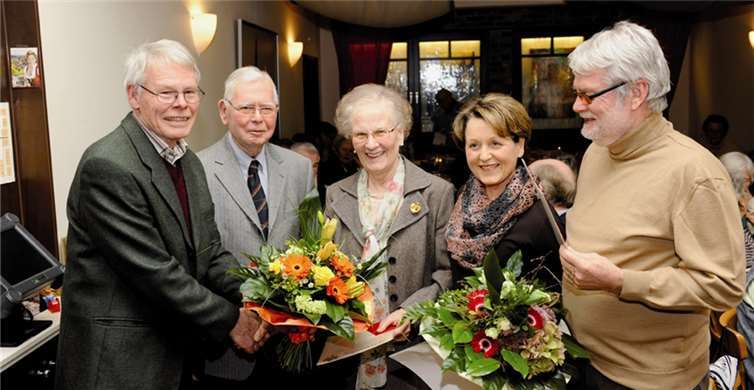 Mit Blumen wurden langjährige Mitglieder geehrt. FIX