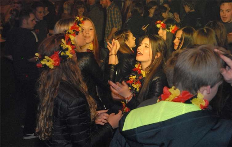 Mit Blumenschmuck in den Deutschlandfarben feierten die Mädchen der Kirmesjugend Marienhausen am Freitagabend die EM-Party.