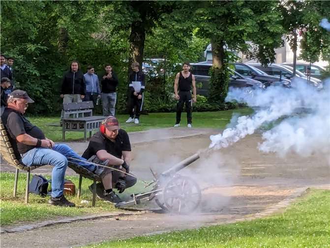 Mit Böllerschüssen wurde der Festzug am Samstag auf dem Kirmesplatz empfangen. Fotos: KS