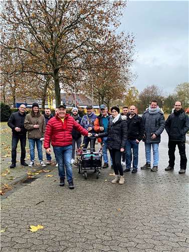 Mit Bollerwagen machte sich die Männertanzgruppe auf den Weg Richtung Mendig. Foto: privat